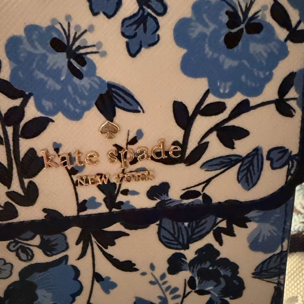 kate spade Blue and White Floral Scallop-Edge Crossbody Phone Bag - Picture 2 of 8